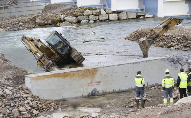 Vuelca una pala excavadora en las obras del puente de Virgen de la Peña