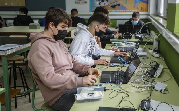 Los centros educativos cántabros reciben 15.244 ordenadores y tabletas adquiridos con fondos europeos