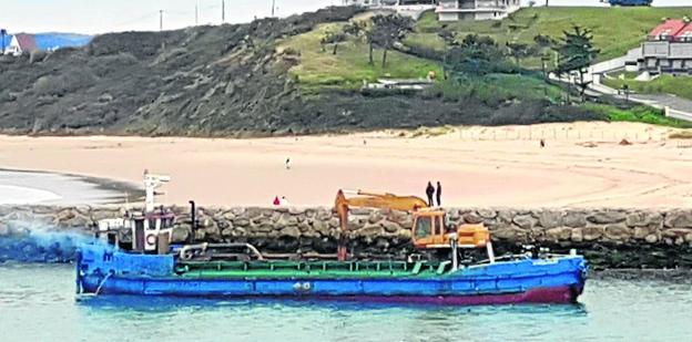 La draga inicia los trabajos de mejora del puerto de San Vicente