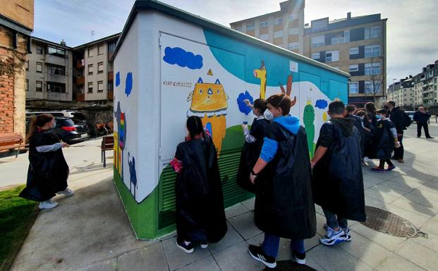 Los escolares de Torrelavega decoran los cuadros eléctricos y centros de transformación del municipio