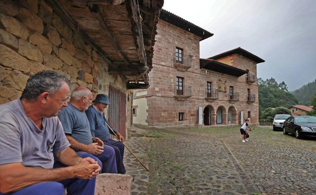 Cabuérniga solicita un aparcamiento para evitar el tráfico en el centro de Carmona