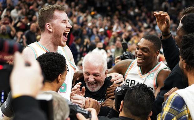 Popovich se convierte en el entrenador con más victorias en la NBA