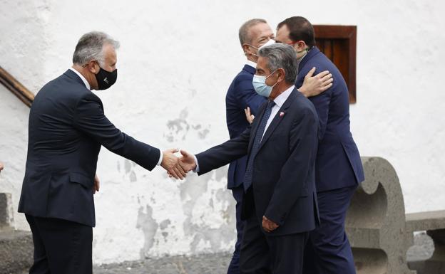 Revilla traslada la solidaridad de Cantabria al pueblo de La Palma por los daños ocasionados por el volcán