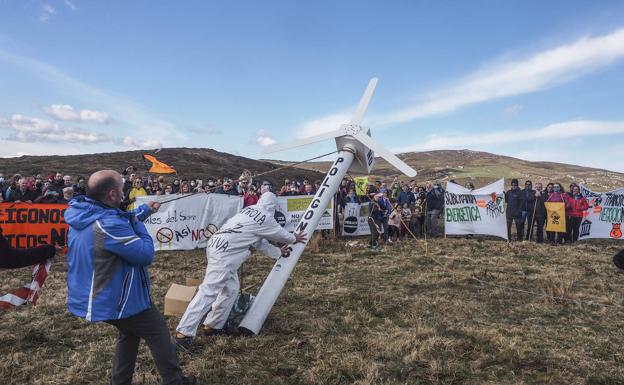 Casi 400 personas protestan para frenar el parque eólico del Escudo