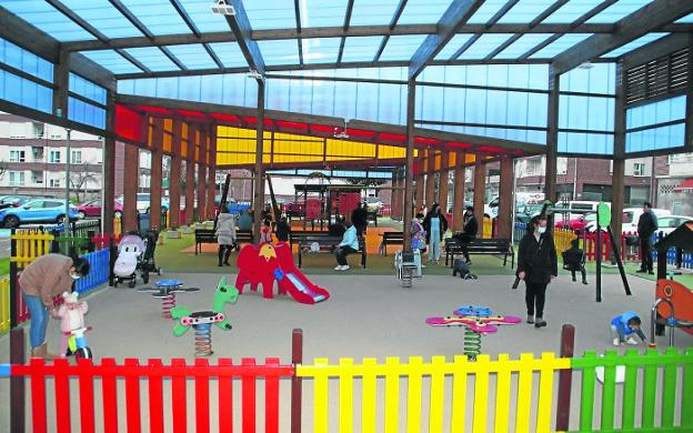 El parque infantil de La Rañada en Entrambasaguas reabre 'a cubierto'