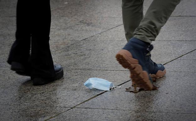 Sanidad mantiene su plan de eliminar las mascarillas pese al aumento de la incidencia