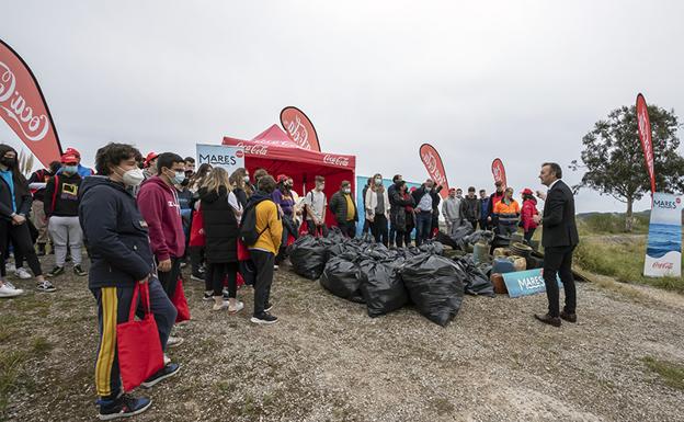 Retiran 335 kilos de residuos de la ría de Requejada con la campaña 'Mares Circulares'