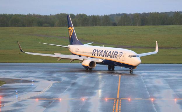 Una doble emergencia médica obliga a dar la vuelta al vuelo de Bolonia con destino Santander