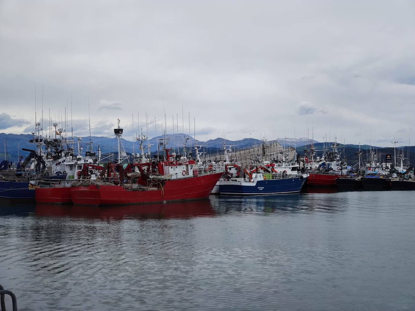 Primera jornada de paro de los transportistas y la flota amarrada por el precio del gasóil