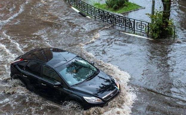 Cómo actuar si te sorprende una inundación al volante