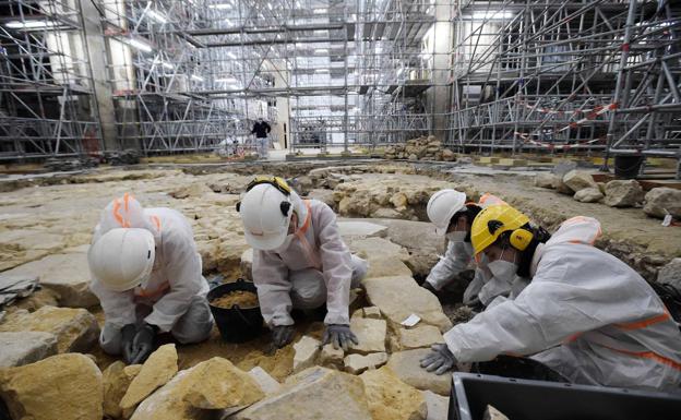 Encuentran bajo Notre-Dame enterramientos y restos de la primitiva catedral