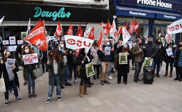 Más de 100 personas protestan contra el cierre de tiendas y los despidos de Douglas en Cantabria