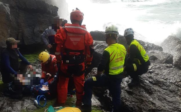 Herido grave un pescador tras caerse entre las rocas cerca del Cabo de Ajo