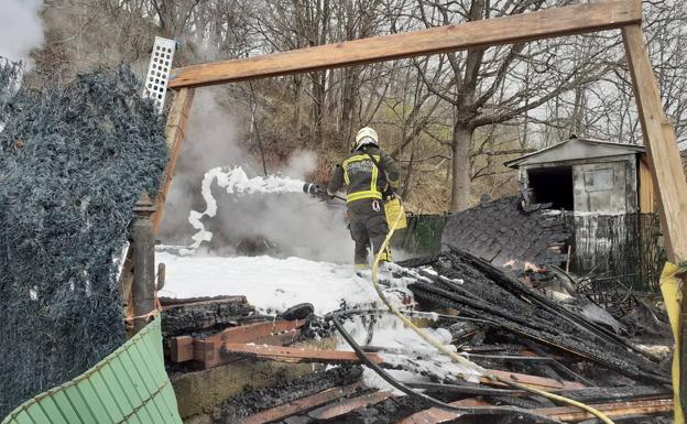 Un incendio calcina una vivienda de madera prefabricada en El Tojo