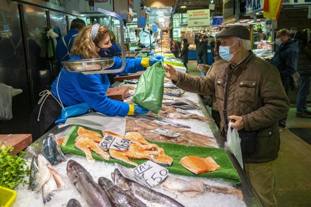 Los establecimientos salvan un sábado de compras marcado por la inquietud de los consumidores