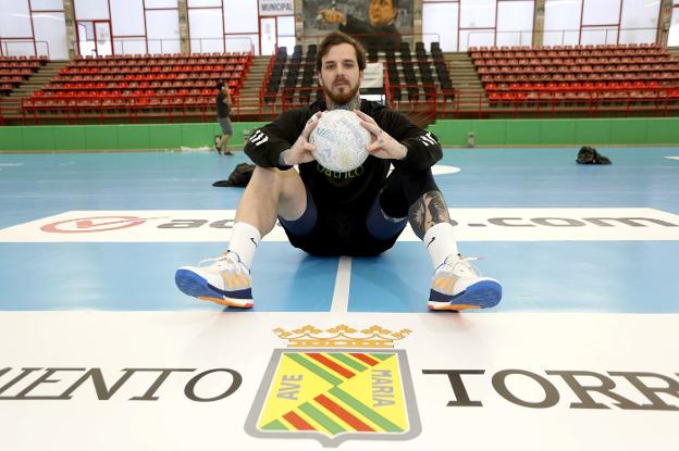 Léo Renaud-David, un trotamundos del balonmano que hace parada en Torrelavega