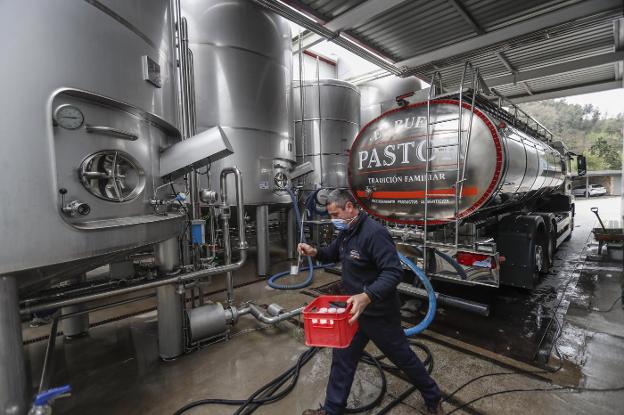 «En cuanto se acabe el material de envasar, dejaremos de recoger leche»