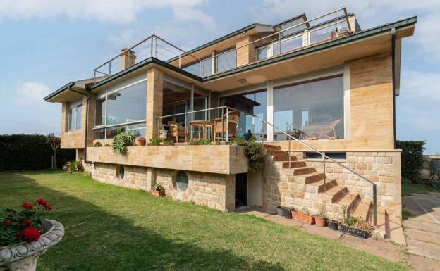 Enamórate de una casa única en Suances y amanece con vistas a Costa Quebrada