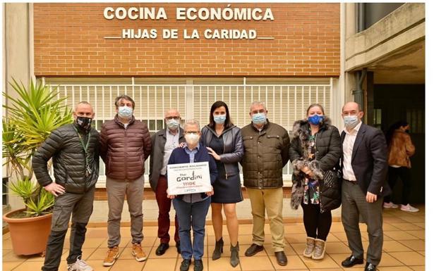 La Cocina Económica recibe 1.110 euros del concierto solidario de 'The Gordini' en Tabacalera