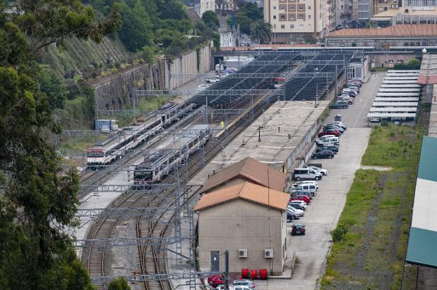 El plan ferroviario unificará las vías y construirá un edificio de oficinas en la santanderina Peña del Cuervo