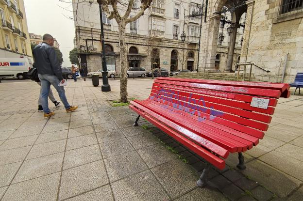 Vandalizan varios bancos rojos en Santander en memoria de las mujeres asesinadas en actos machistas