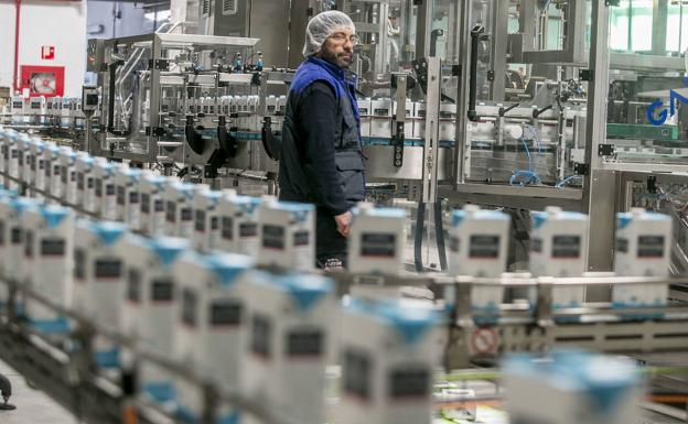 Tres de las cinco grandes empresas lácteas de Cantabria mantienen la recogida de leche