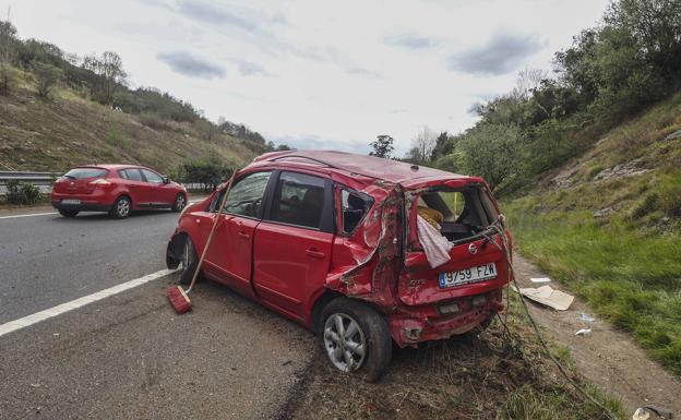 Aparatosa salida de la vía de un coche en la A-8 a la altura de Praves