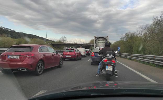 Un derrame de carbón en Miengo atasca la A-67 en dirección a Torrelavega