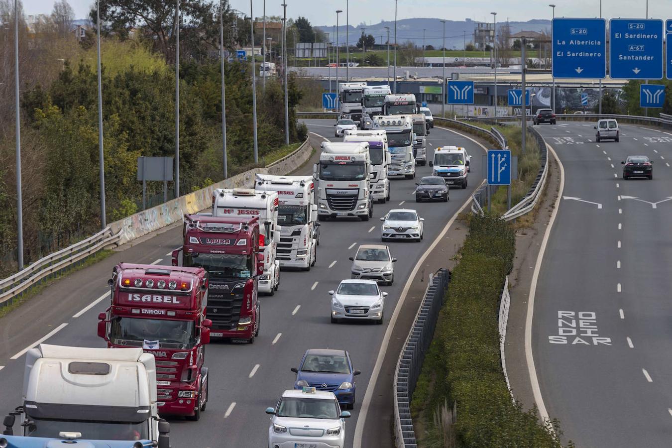 'Marcha lenta' de camiones por la autovía A-67 hasta Torrelavega