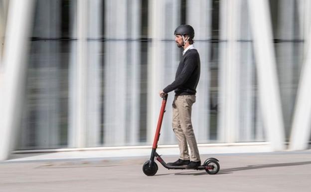 Los peligros a los que te enfrentas por no llevar casco en patinete