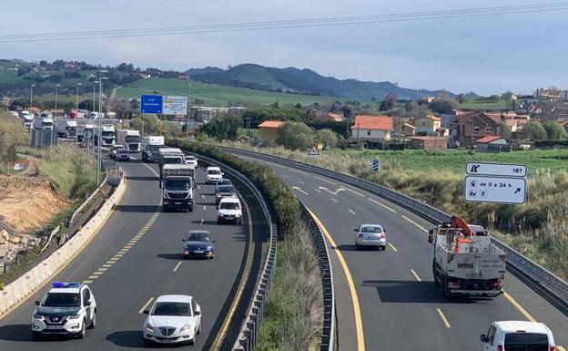 300 camiones salen escoltados de Cantabria en 40 convoyes en una mañana frenética