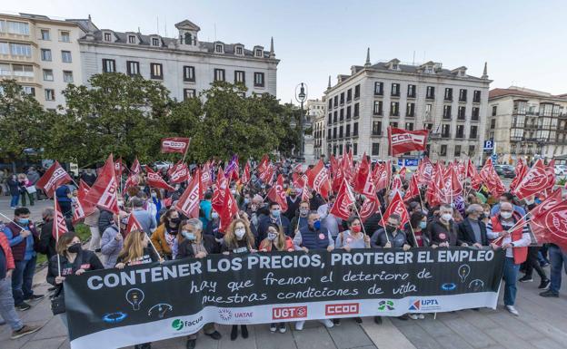 Unas doscientas personas exigen en Santander medidas contra la escalada de precios