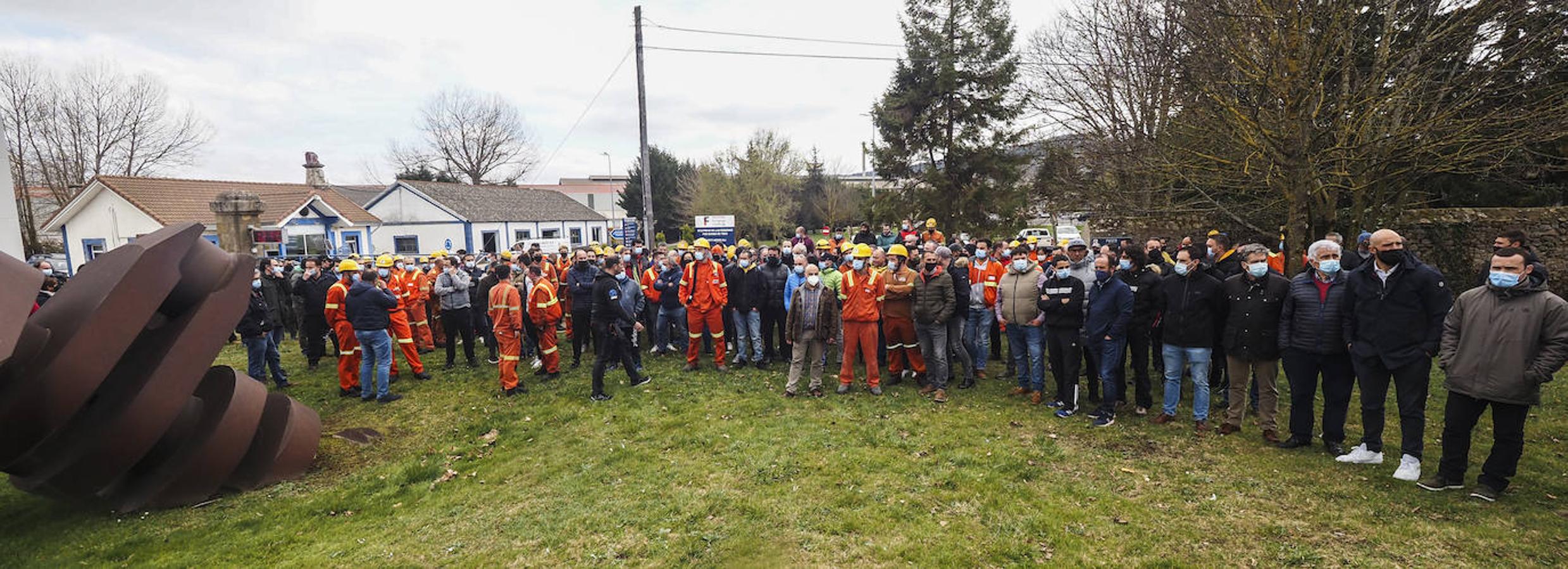 Los trabajadores de Forgings&Castings, este miércoles, de plante