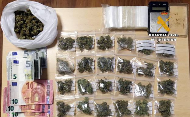 Detenido un joven de Castro Urdiales por llevar 31 bolsas de marihuana en el coche