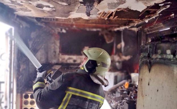 Un incendio en una antigua casona de Carrejo calcina la cocina y una terraza