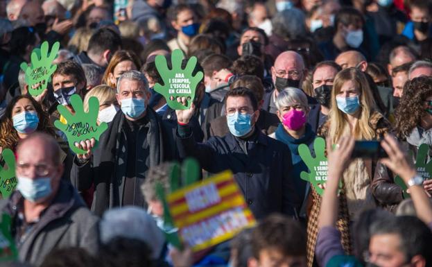 La presión del independentismo radical dinamita el pacto lingüístico en Cataluña