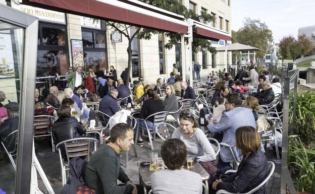 Un joven pasado de alcohol la lía en un bar de Santander y acaba estrellándose con su bici