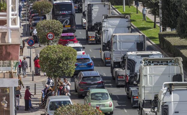 Los transportistas de Cantabria seguirán sin mover los camiones