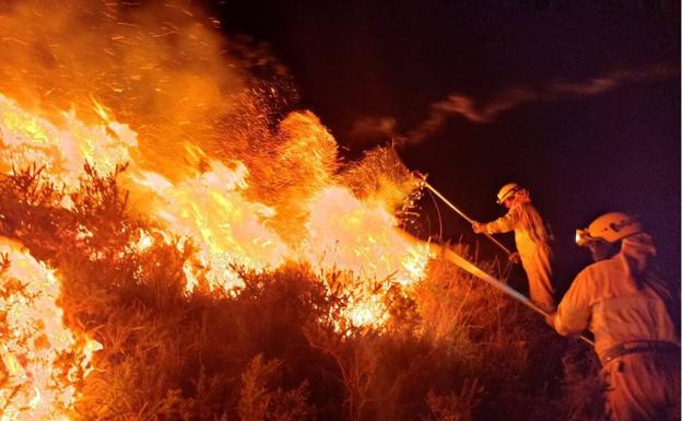 Siete nuevos incendios en Cantabria de los que cuatro permanecen activos