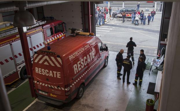 Los bomberos de Camargo reclaman mejoras en su sede, medios y materiales