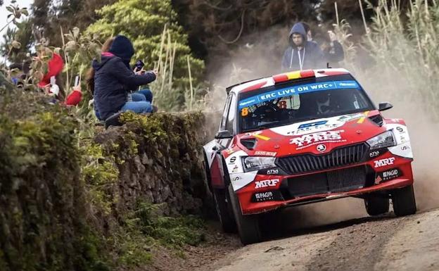 Efrén Llarena y Sara Fernández se llevan el Rally de las Azores