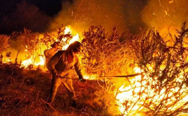 Sorprendido junto a dos incendios forestales con una botella de gasolina y un fumigador