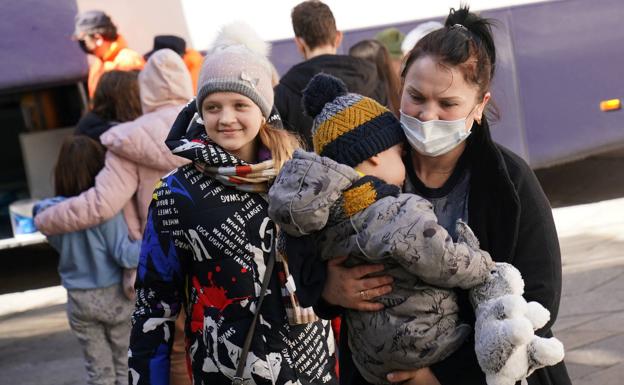 Alemania y Polonia piden coordinar el reparto de los refugiados en la UE