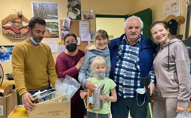 Apicultoras ucranianas reciben materiales y colmenas en Cantabria