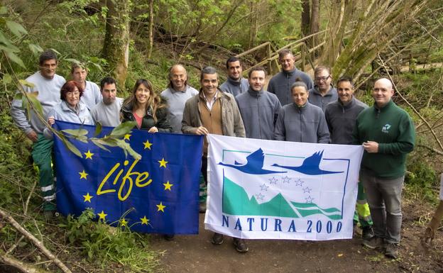 Las cuadrillas de Amica y Ampros comienzan a plantar especies autóctonas en el Camino Lebaniego