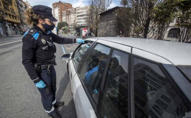 La alcaldesa anuncia la puesta en marcha de la Policía de Barrio, pero no concreta plazos