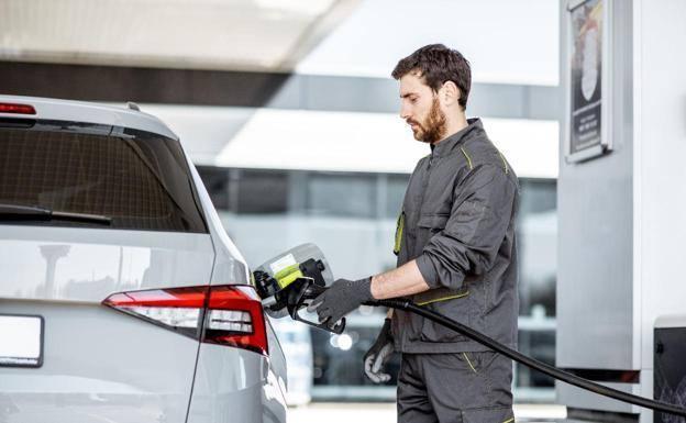 Cómo comprobar que te han descontado 20 céntimos por litro en la gasolina y el diésel