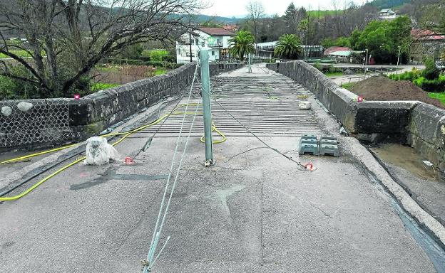 Preocupación vecinal porque el puente viejo de Oruña «está herido de muerte»