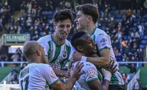 Ganar cuatro partidos garantiza el ascenso