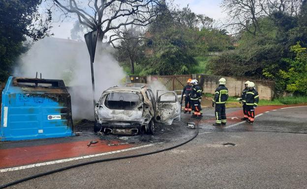 Arde un coche en marcha en Somo